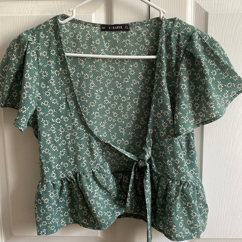 Hi!! This is a super cute shirt from Zaful! It’s a size small.